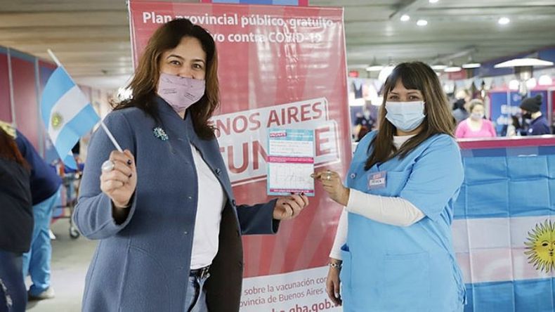 BANDERITAS Y RÉCORD. Durante el fin de semana se vacunaron cerca de 12 mil pilaresnes..
