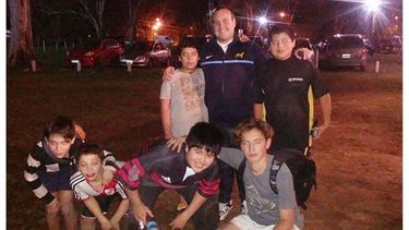 LISTOS. Los chicos de la Escuela Municipal, en el Club Los Pinos..