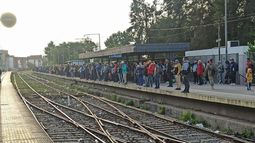 José C. Paz ahora mismo, tren 6:16 cancelado el de y 32 tampoco está llegando, viajen con paciencia la mañana está complicado. Nicolas Delbueno..