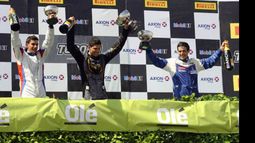 FELICIDAD. Azar (der.) festeja el 3º puesto de la 2ª final..