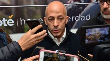 DECLARACIONES. Ducoté salió a hablar con la prensa cerca de las 22. .