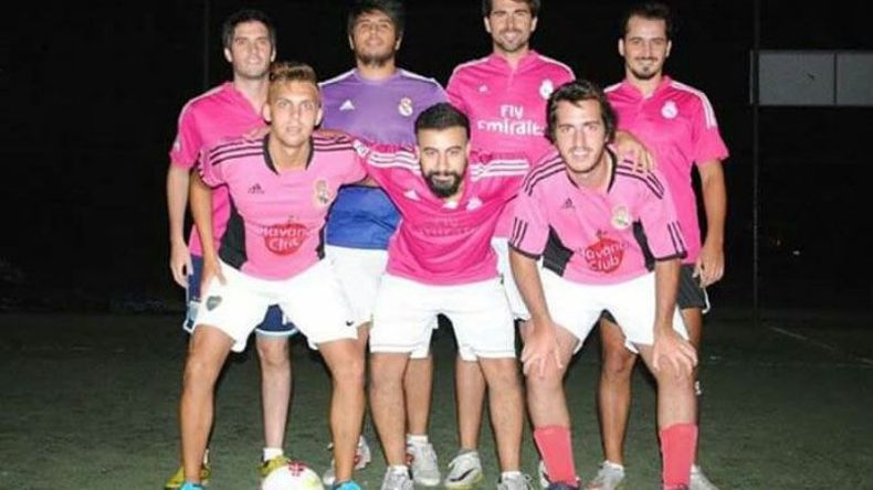 GRAN DEBUT. Real Mandril hizo su presentación en el Torneo La Liga con una goleada 8 a 1 ante Luchetti de Villa Rosa. Arriba: Juan Cueto, Jorge Gabriel Juárez, Juan Tobio y Fede Di Rico. Abajo: Julián Moschini, Maxi Rodríguez y Facundo Ferraris. Solo falta Pablo Rebagliati que está recuperándose de una operación pero viene a alentar..