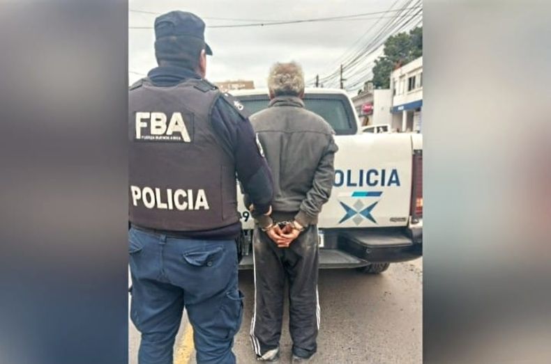 El detenido está acusado de golpear y amenazar de muerte a un vendedor ambulante.&nbsp;