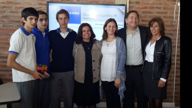 SATISFACCIÓN. Alumnos, docentes y empresarios, durante la inauguración de la nueva aula tecnológica..