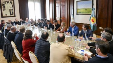 A LA MESA. Los intendentes suscribieron los convenios con el gobernador.