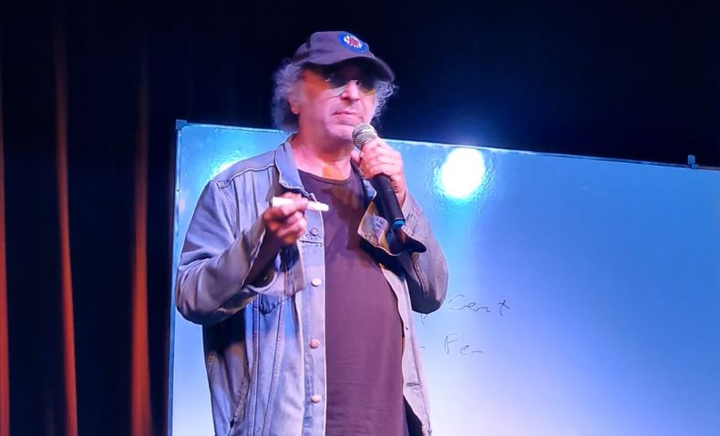 Pedro Saborido se presentó en el Teatro Municipal Ángel Alonso con un desopilante monólogo sobre Conurbano, peronismo y otras yerbas.