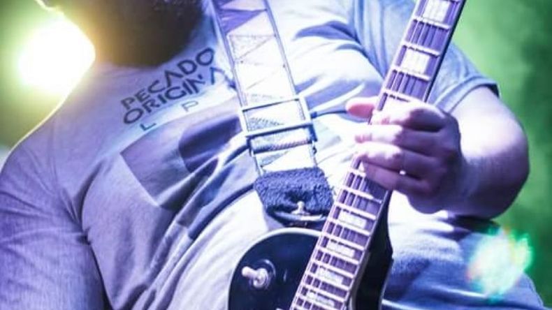 Minestrelli en la guitarra.