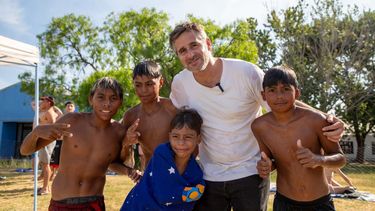 VERANO EN PILAR. El intendente Federico Achával junto a un grupo de chicos que se acercó a disfrutar de las piletas en los clubes municipales.&nbsp;