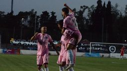 FESTEJO. Real Pilar irá a Maschwitz con la obligación de ganar para seguir en carrera al título.
