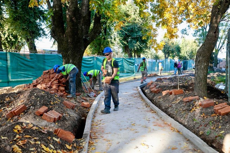 AVANZA LA OBRA DEL PASEO VILLA ROSA. Por Yrigoyen, se extiende desde la Ruta 25 hasta la estación.