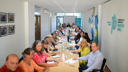 Luego del llamado a los estatales, la FEB confirmó que la Provincia los convocó a la reunión paritaria. Llevarán reclamos por salarios y condiciones laborales. Luego del llamado a los estatales, la FEB confirmó que la Provincia los convocó a la reunión paritaria. Llevarán reclamos por salarios y condiciones laborales.