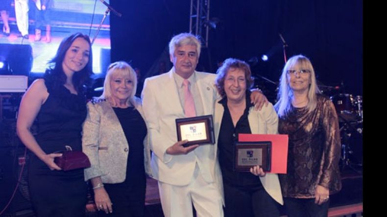 Los locutores Oscar Mascareño y Lili Forte fueron homenajeados por su trayectoria..