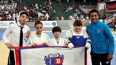 dos campeones de taekwondo de pilar en uruguay