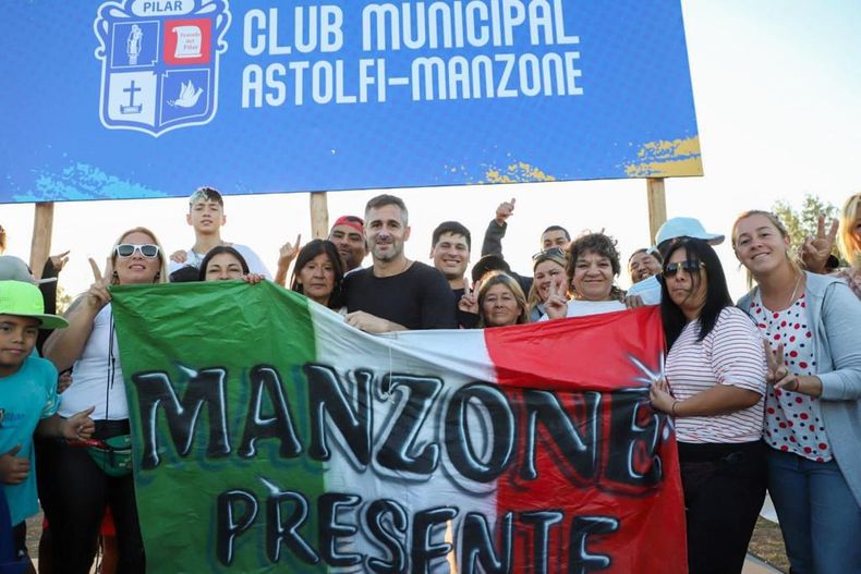 MANZONE PRESENTE. Achával durante el lanzamiento junto a los vecinos.&nbsp;