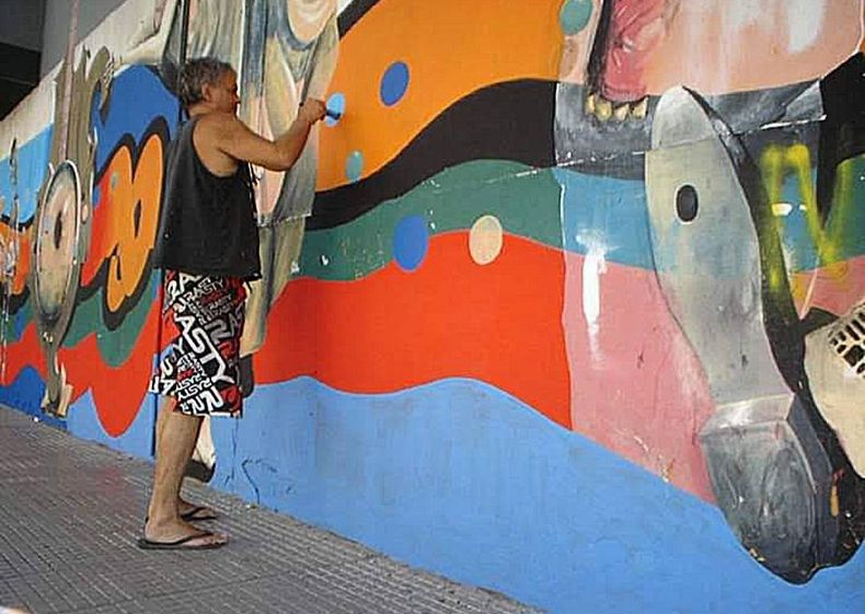 Gato Maass pintando uno de los tantos murales que dejó en Pilar y sus localidades.