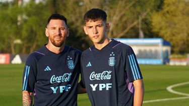 PARA EL RECUERDO. Messi junto al pilarense Camilo Rey Domenech.