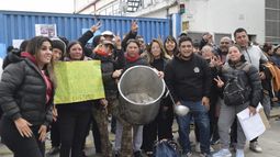 OLLAS VACÍAS. Valeria Domínguez junto a Alejandro Gramajo, de la UTEP, y referentes de comedores locales-