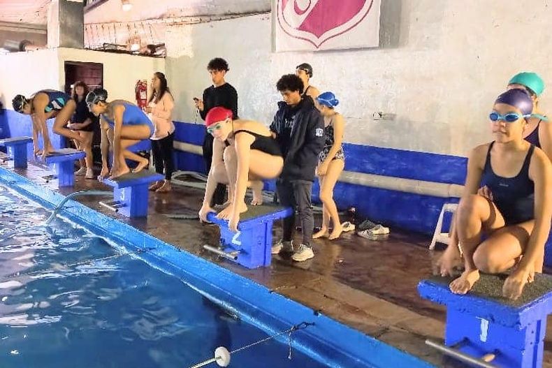 PREPARADAS… Las chicas están listas para comenzar la competencia.
