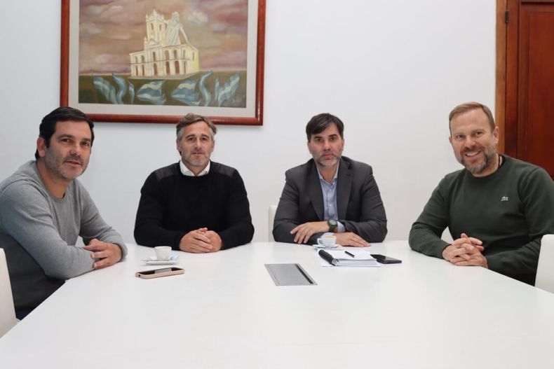 A LA MESA. Achával, Granados y García junto a Francisco Echarren, en Castelli.