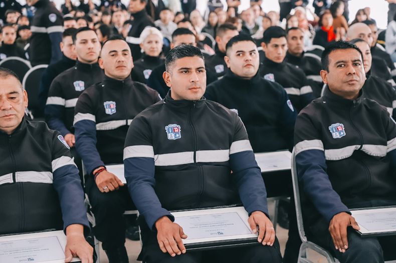 EGRESADOS. Los nuevos agentes, con sus diplomas, en el Club Municipal Del Viso.