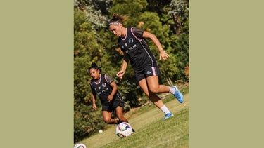 Iara Álvez lleva la pelota, durante el entrenamiento de las Reinas. Iara Álvez lleva la pelota, durante el entrenamiento de las Reinas.