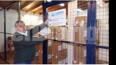 FAJAS. El jefe del correo, muestra medidas de seguridad para el cuarto oscuro..