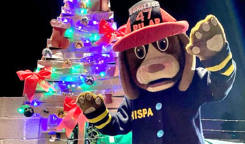 Querida comunidad, ¡Ayer dimos inicio a la temporada festiva armando nuestro arbolito de Navidad en el Destacamento Nº 1. Que estas luces y decoraciones llenen de alegría y espíritu navideño cada rincón de nuestro querido destacamento. ¡Felices fiestas para todos! Bomberos Voluntarios De Pilar.