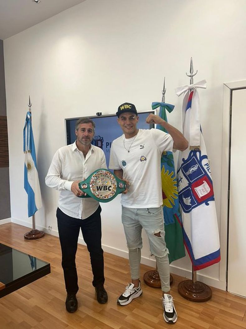 CAMPEÓN EN CASA: Achával junto a Yamil Peralta luciendo su nuevo cinturón de Campeón del Mundo.