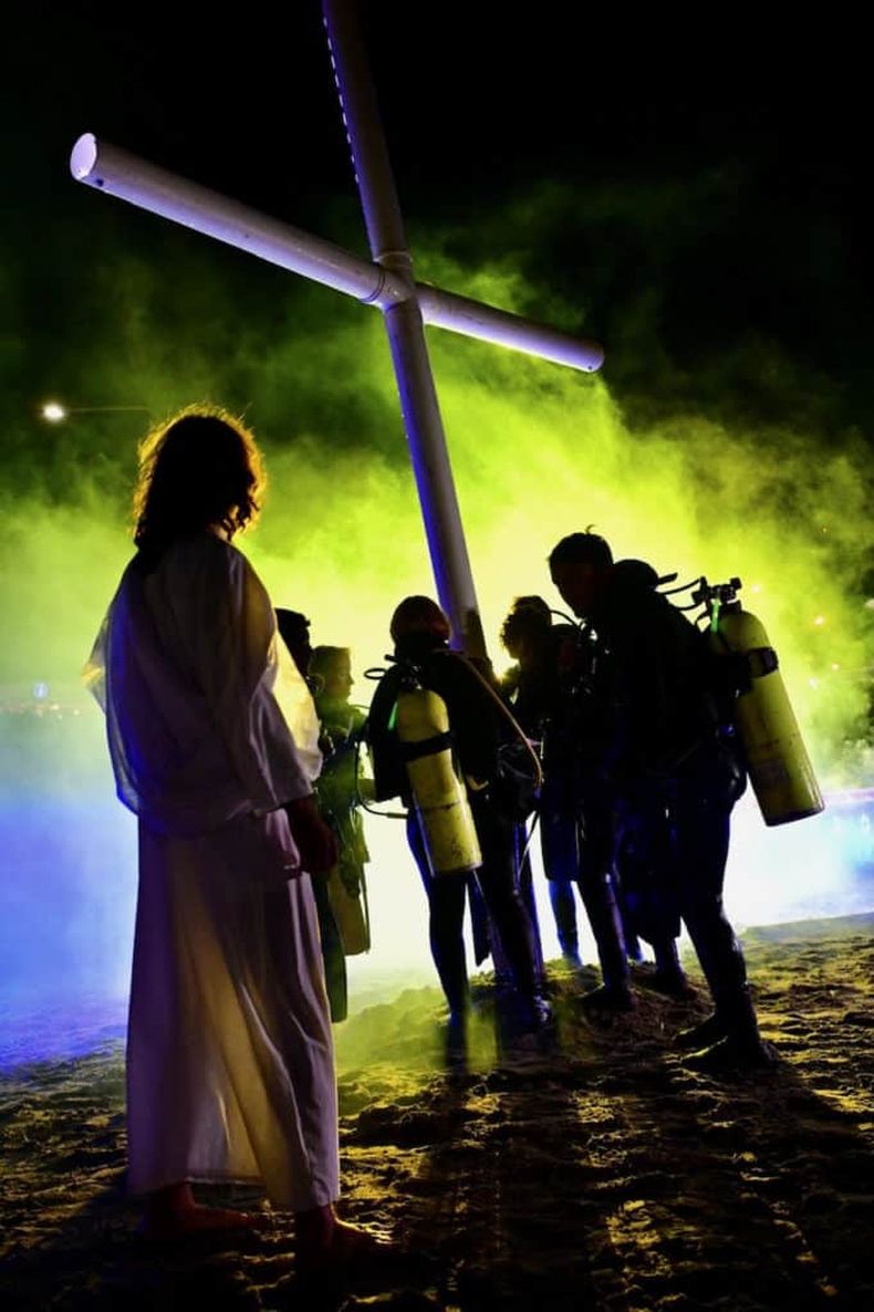 Vía Crucis submarino, un evento único en el mundo. (Maxi Jonas)..jpg