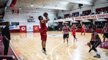 EN EL AIRE. Sportivo celebró una gran victoria en un gimnasio colmado.&nbsp;