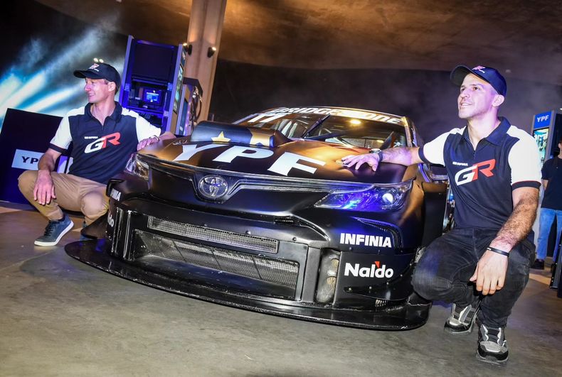 Matías Rossi junto al Toyota con el que retorna al Súper TC 2000.