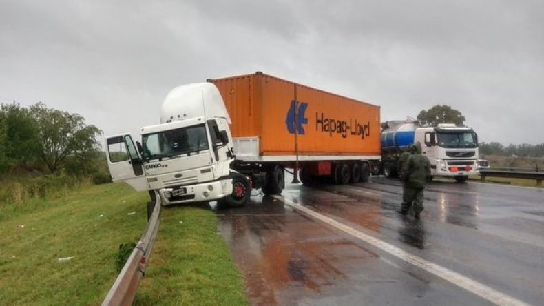 IMPACTO. El accidente se produjo en el kilómetro 79, ramal Campana. Foto: @AleRamosTN..