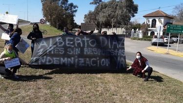 Manifestación. Durante una semana, trabajadores despedidos protestaron frente al country Tortugas. .