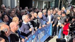 BANDERA. Federico Achával junto a otros intendentes y funcionarios de la provincia de Buenos Aires. BANDERA. Federico Achával junto a otros intendentes y funcionarios de la provincia de Buenos Aires.