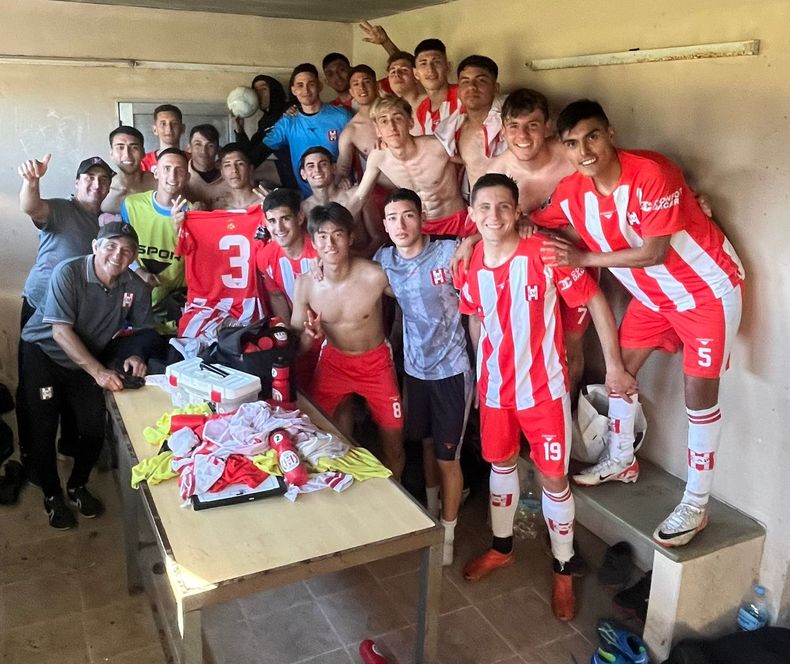 FELICIDAD. Todo Atlético festeja en el vestuario su primer triunfo en el Torneo Clausura.