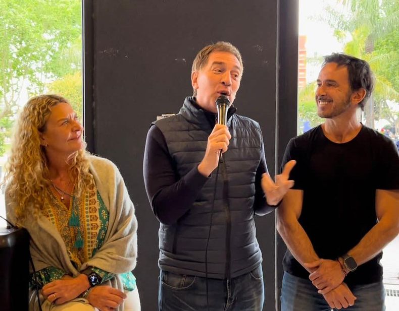 PRE CIERRE. Analía Leguizamón, Diego Santilli y Sebastián Neuspiller, en un restorán del centro de Pilar.&nbsp;