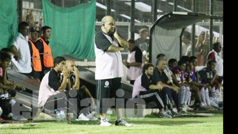 Santángelo resolverá este dilema antes de jugar el sábado ante CADU en Zárate..