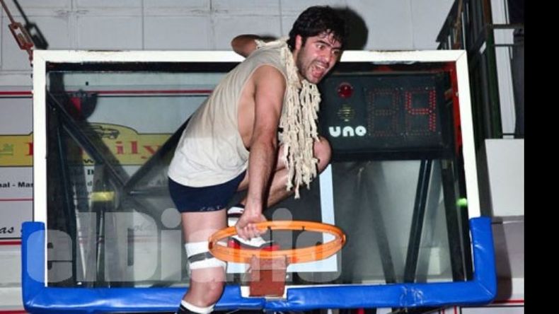 Un corte clásico. El recuerdo de las redes es el símbolo del campeón en el básquet. Nicolás Medina se encargó de una de ellas..