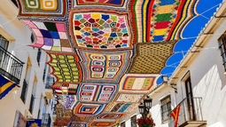 Un pueblo de España combate el calor ¡con crochet! Un pueblo de España combate el calor ¡con crochet!