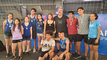 MEDALLAS. Los atletas de la Escuela Municipal posan con sus reconocimientos junto a los profes.