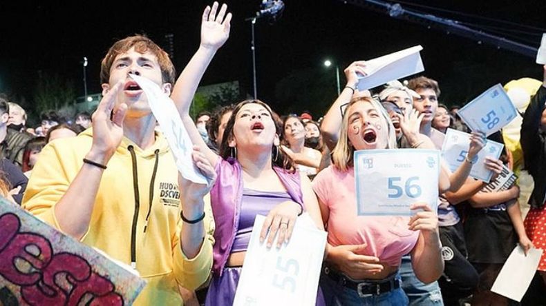 ESPERA. Los estudiantes aguardan el anuncio de los ganadores. .