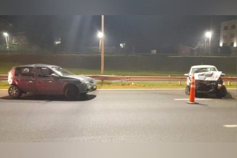DAÑOS. El Clío y el Gol involucrados en el choque en Panamericana. &nbsp;