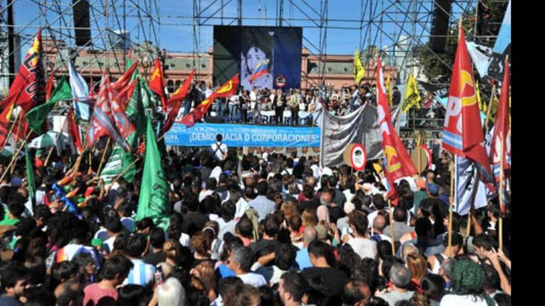 Tras el episodio, los militantes fueron hasta la Plaza de Mayo..