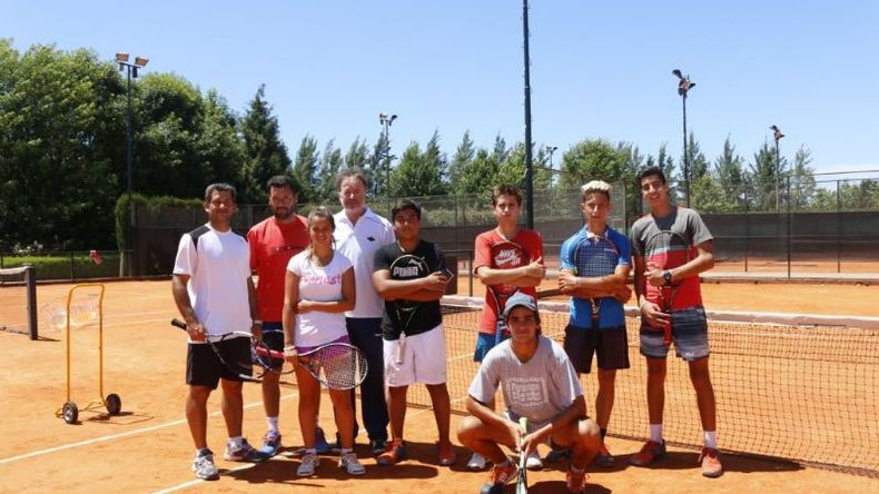 Gustavo Luza, junto a instructores y jugadores de Pilará Tenis..