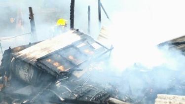 PÉRDIDAS TOTALES. Así quedó la vivienda incendiada en el barrio Manzanares de Villa Rosa..