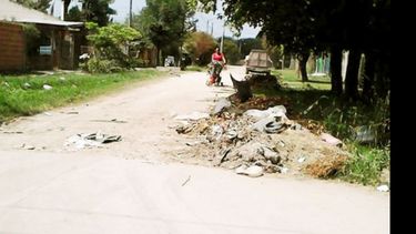 BASURA. Postales de las calles de los distintos barrios donde los vecinos reclaman por los residuos..