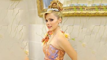 ELEGANCIA. Camila Cáceres tiene 18 años..