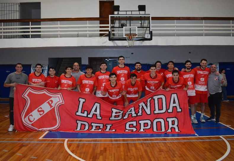 Sportivo Pilar desplegó su bandera en Banco Nación para celebrar la victoria.