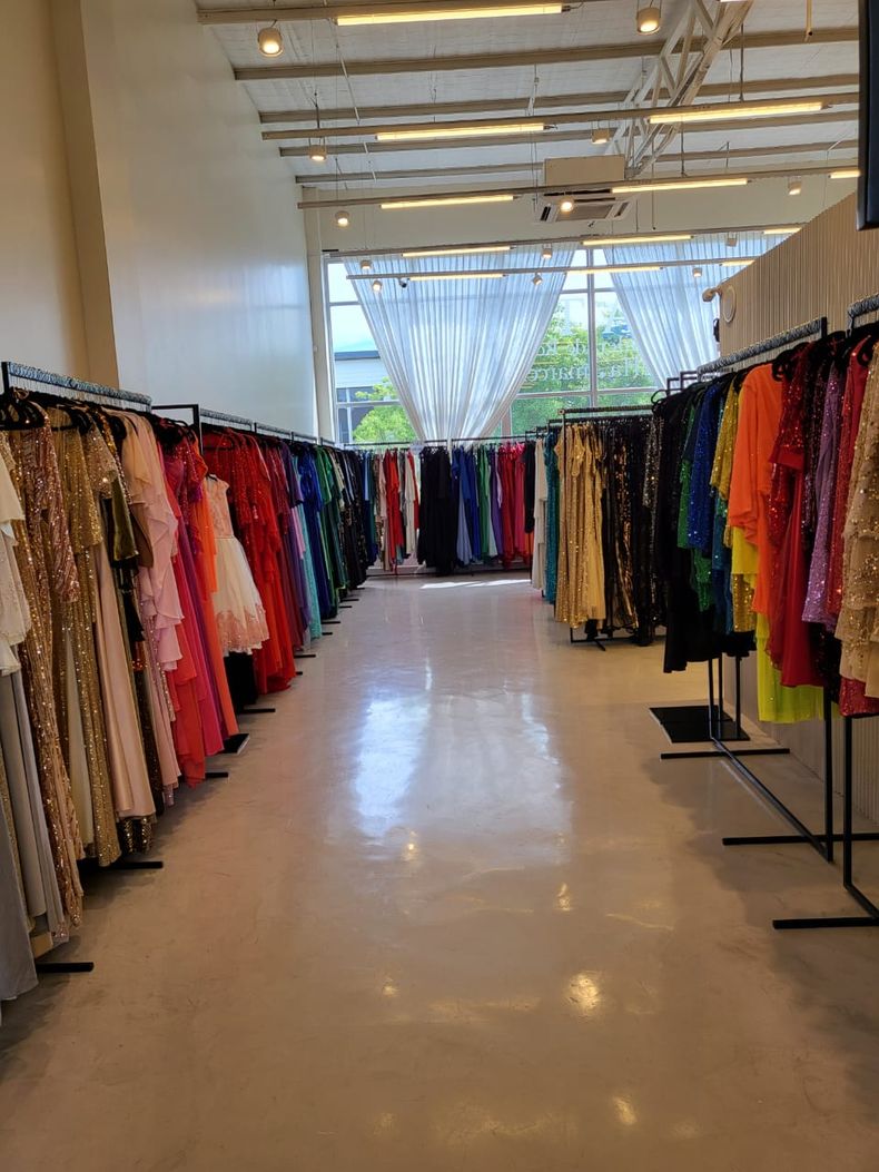 Donatella cuenta con más de 10 mil vestidos en stock.