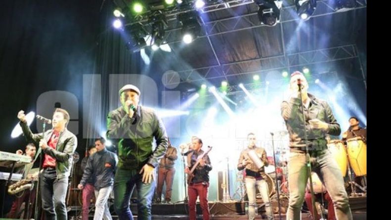 SABOR. Banda XXI hizo delirar a sus fans en el cierre de la noche de festejos..